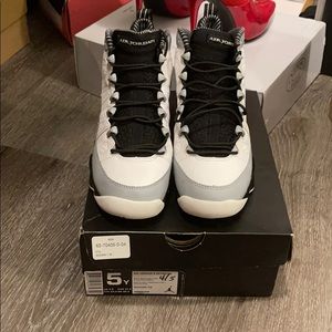 Jordan retro 9 GS SZ 5 white black & wolf grey